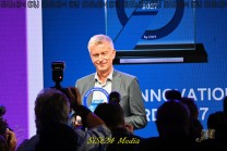 Andreas Moser präsentiert den Truck Innovation Award 2027 für das TraXon-Hybridsystem von ZF (Bild: Stefan Siedler)