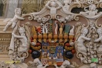 Fein modellierte Stuckfiguren und farbige Wappen gehören zur reichen Ausstattung der Schlosskirche. (Bild: Stefan Siedler)