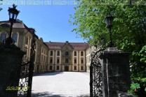 Der Zugang zum Schloss eröffnet den Blick auf die repräsentative Barockfassade. (Bild: Natalia Siedler)