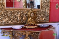 Porzellan und vergoldete Möbel zeigen die handwerkliche Qualität der historischen Einrichtung. (Bild: Natalia Siedler)