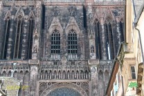 Filigranes Maßwerk verleiht der Westfassade ihre außergewöhnliche räumliche Tiefe. (Bild: Stefan Siedler)