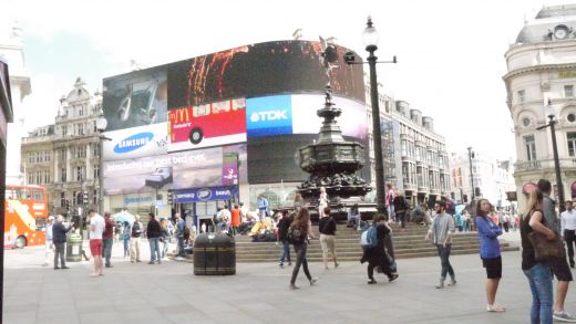 Piccadilly Circus mit Shaftesbury-Gedenkbrunnen