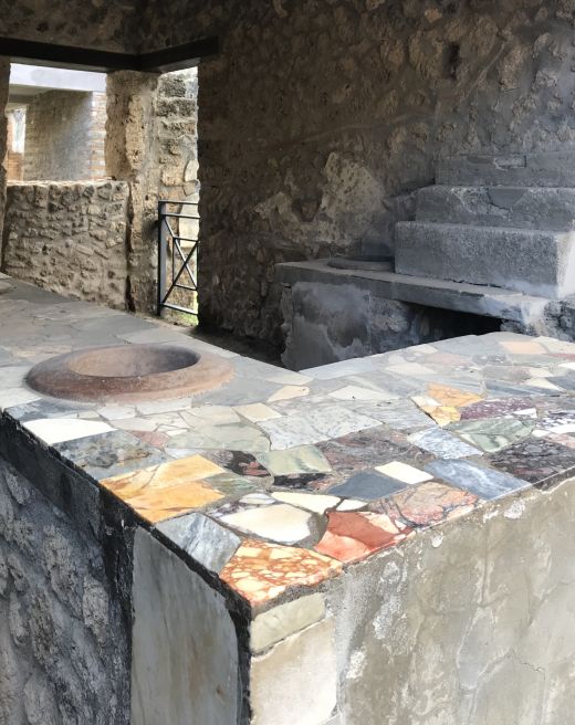 Überreste eines Thermopoliums in Pompeji: Ein Thermopolium (von altgriech. θερμός thermós »warm« und πωλέιν poléin »verkaufen«; Mehrzahl Thermopolia) ist ein Begriff aus dem altrömischen Gewerbe und bezeichnet eine Art Gaststätte oder Bar, in der warme Speisen und Getränke als Schnellimbiss verkauft wurden. 