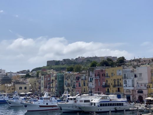 Procida zählt zu den Phlegräischen Inseln und gehört zur Metropolitanstadt Neapel in Kampanien.