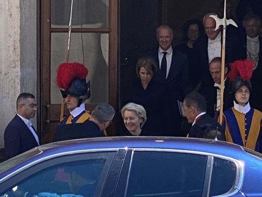 Ursula von der Leyen traf auch mit Kardinalstaatssekretär Parolin zusammen und verließ um 11 Uhr den Apostolischen Palast.